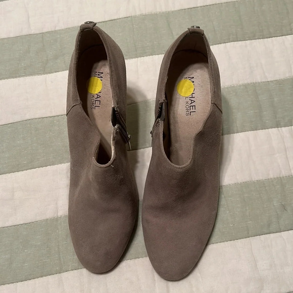 Michael Kors Sammy Ankle Zip Booties Heels Pearl Grey Suede 9M - Picture 2 of 7